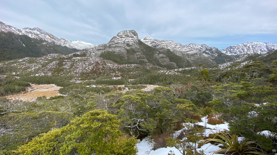 Dès qu'on a pris un peu de hauteur, la vue sur la vallée est magnifiqieu. En face, le mont Xenicus.