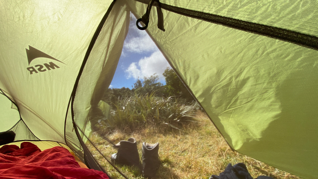 On fait une petite sieste dans la tente, et le caractère du Taranaki s'exprime à fond: en quelques heures, on passe de la grèle au plein soleil!
