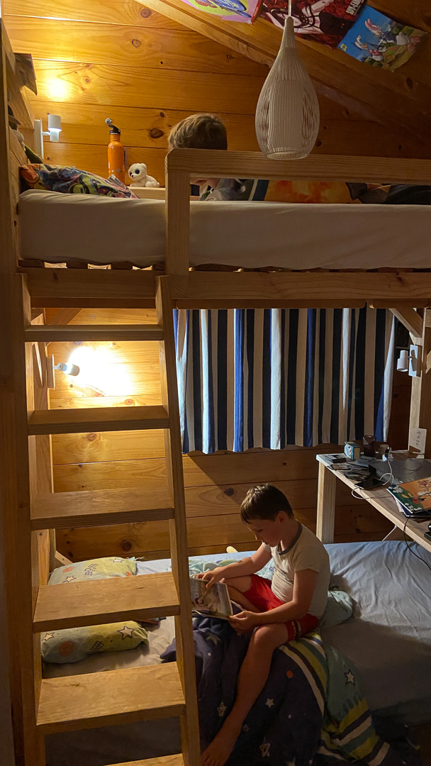 Pendant que Papi et Mamie dorment dans sa chambre, Cosmo dort sur un matelas, en dessous du lit d'Adan.
