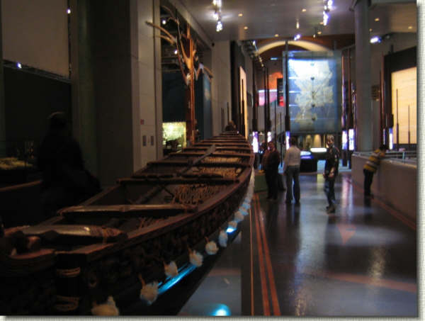 Au musée Te Papa, une barque Maori