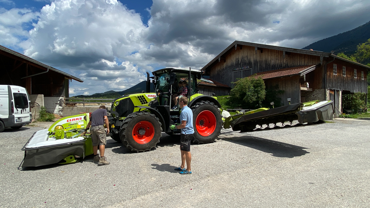Les enfants font un tour sur le tracteur de Johannes