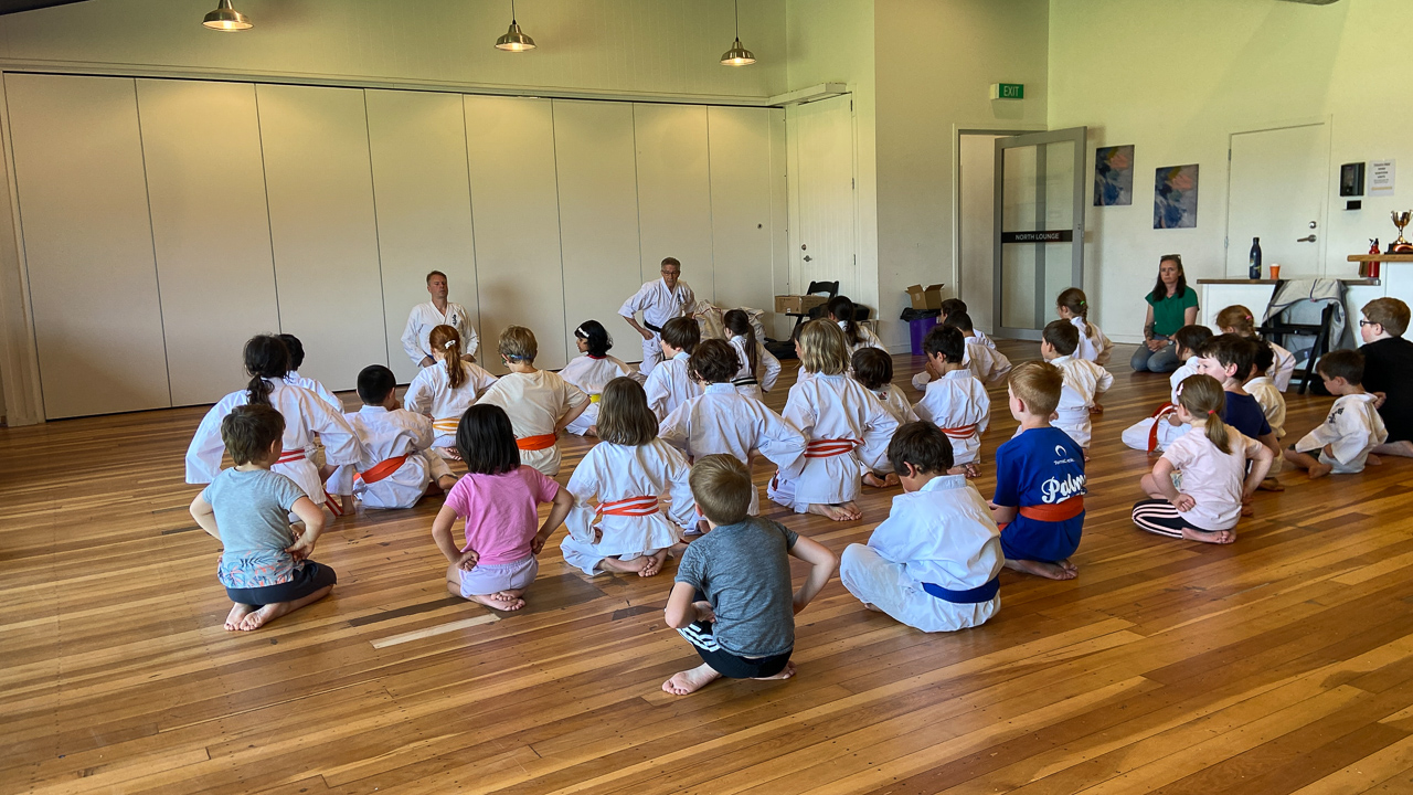 Derniere seance de karate de l'annee et gros espoirs pour les enfants de recevoir une nouvelle ceinture.