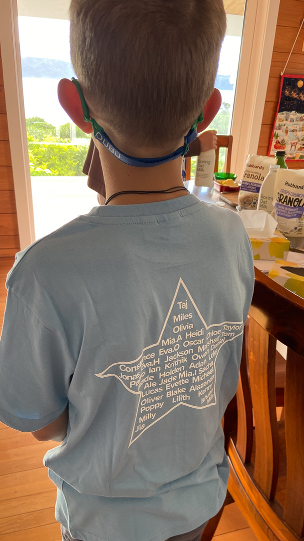 Adan a recu un teeshirt avec tous les prenoms des enfants qui quittent MNS cette annee!