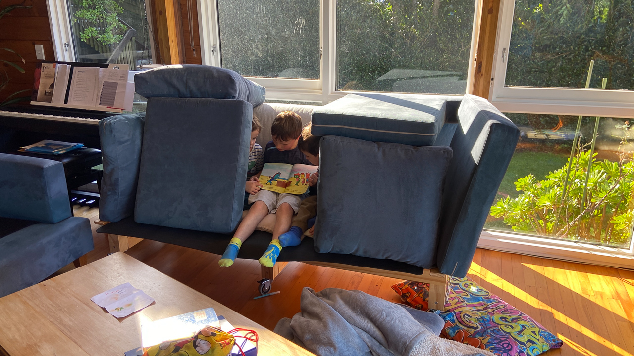 Cosmo pretend etre un teacher et lit un livre a ses deux cousins