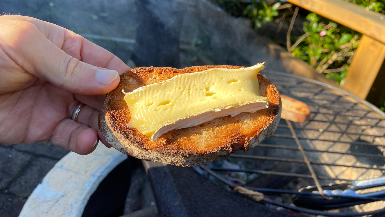 Pain toaste au barbecue et brie fondu: what else?