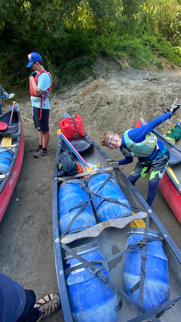 Dans chaque canoe, deux gros barils etanches pour les vetements et autres sacs de couchage, et deux petits barils pour la nourriture. Tout est securise pour parer au retournement.